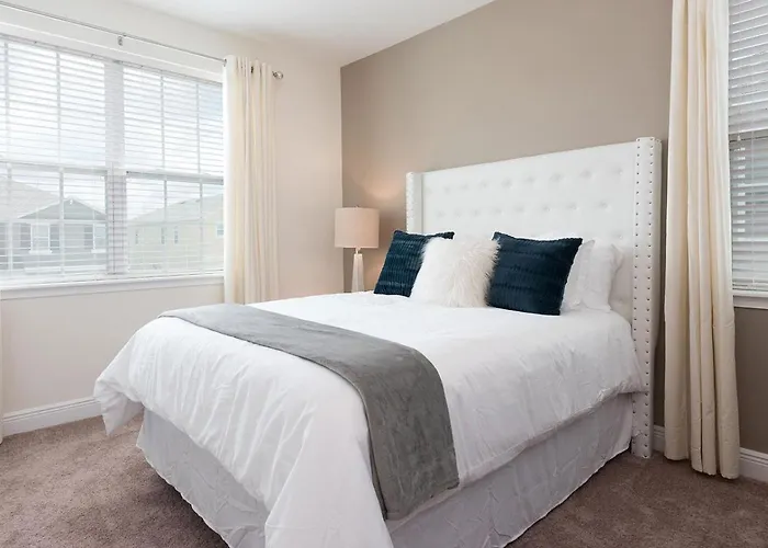 Stylish Sleek 9 Bdrm Home With Full Kitchen At Encore